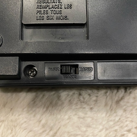 Vintage Lloyd’s AM/FM Dual Alarm Clock Woodgrain - Picture 8 of 12